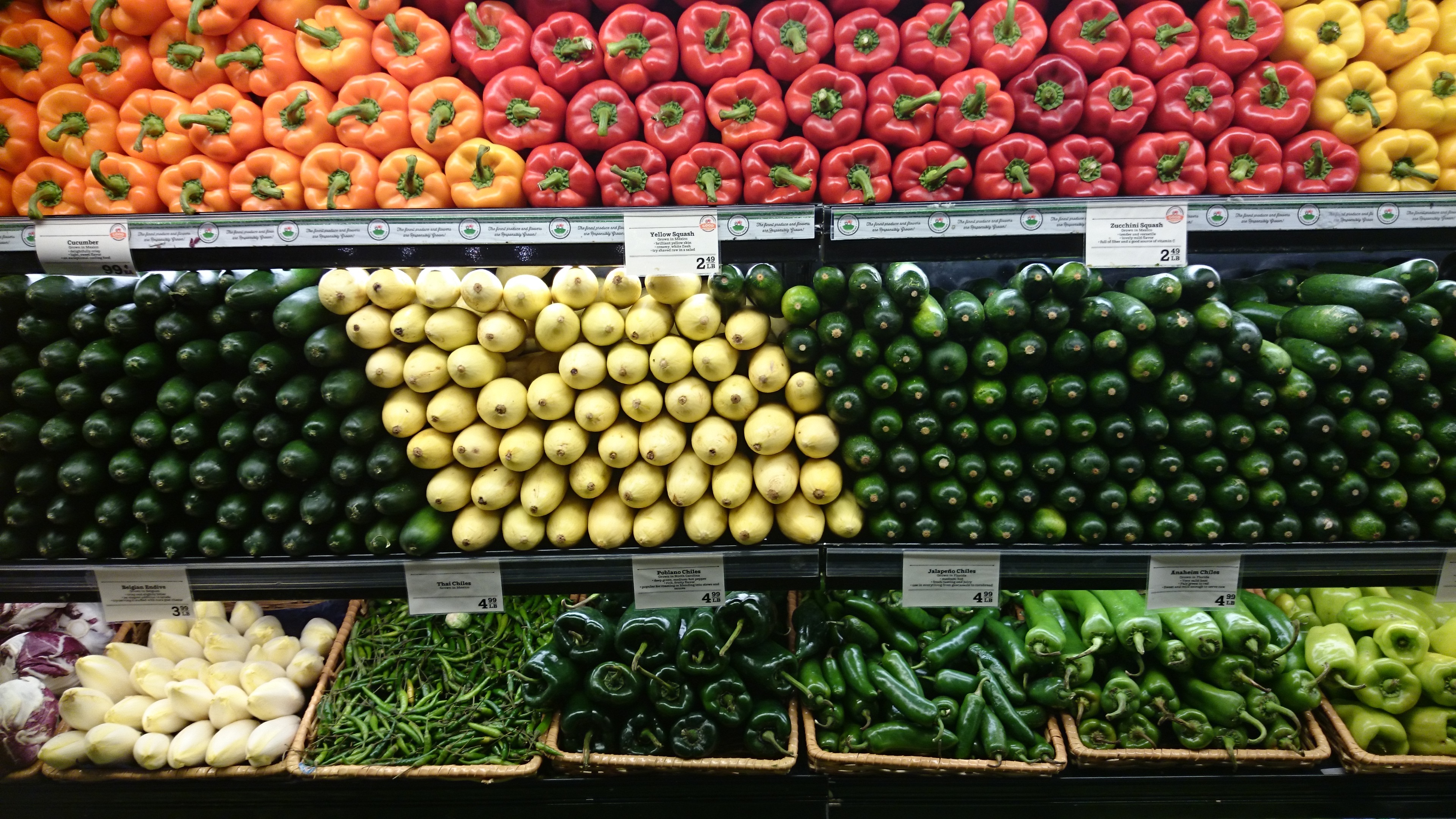 Рынок свежих овощей. Выкладка овощей и фруктов. Выкладка овощей и фруктов в магазине. Прилавок с овощами и фруктами. Выкладка овощей и фруктов на рынке.